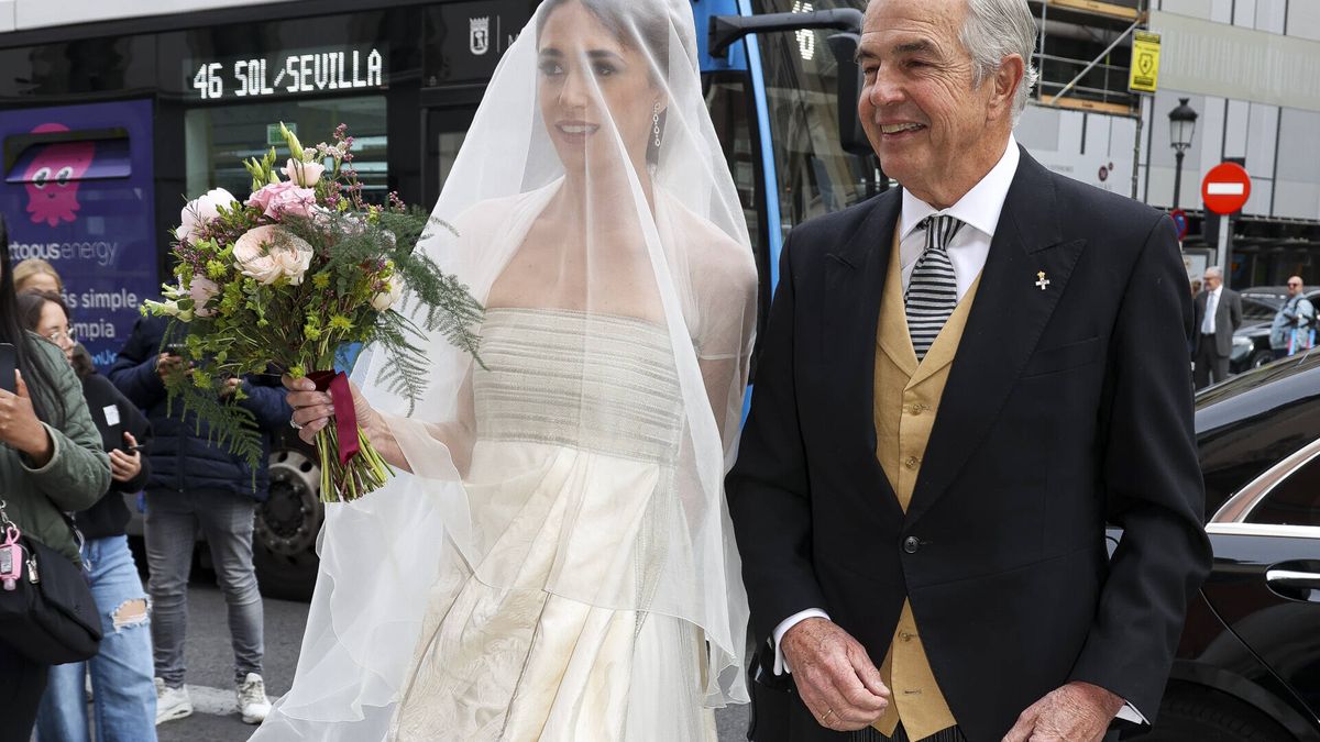 El vestido de novia de Carmen Gómez-Acebo para su boda, al detalle: un original diseño de inspiración griega
