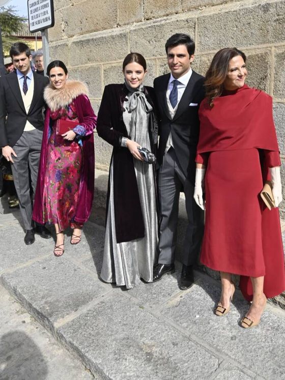 Blanca Sainz con su novio, Carlos Sainz con Isabel Hernáez y Reyes, su madre, en la boda de Ana Sainz. (Gtres)