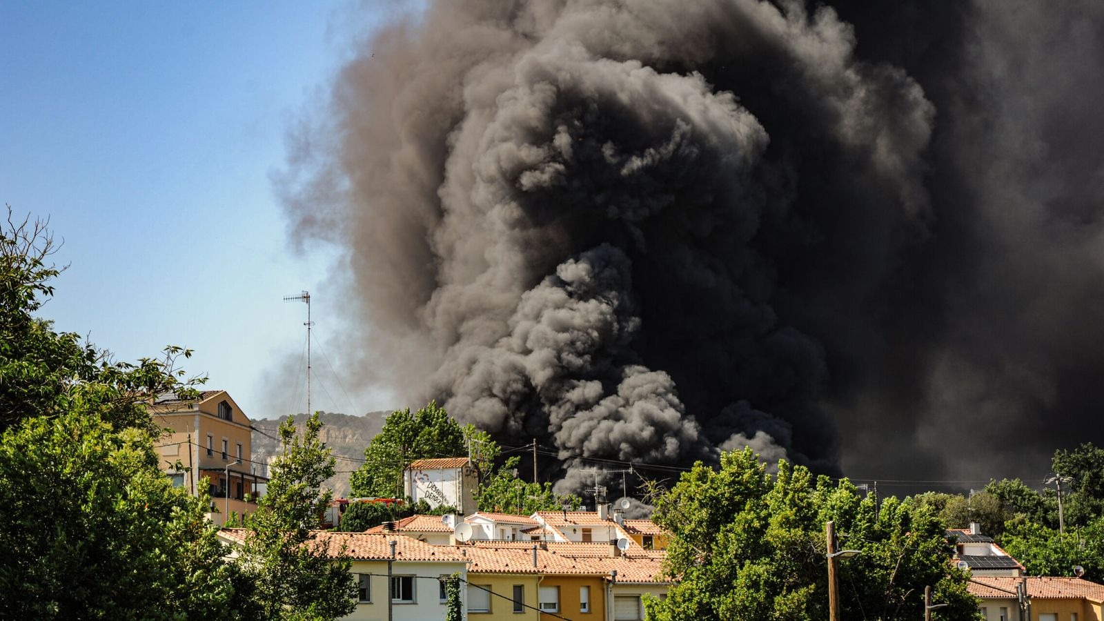 Protección Civil levanta el confinamiento de los vecinos de Òrrius (Barcelona) tras el incendio en una nave
