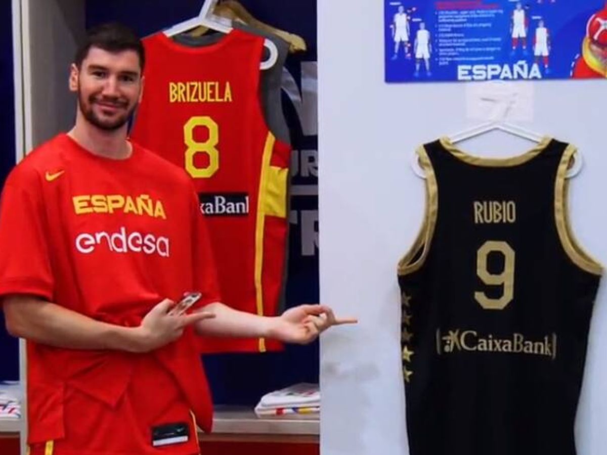 Foto: El gesto con el que los jugadores de la selección española recuerdan a Ricky Rubio en el Mundial de Baloncesto (Twitter/@BaloncestoESP)