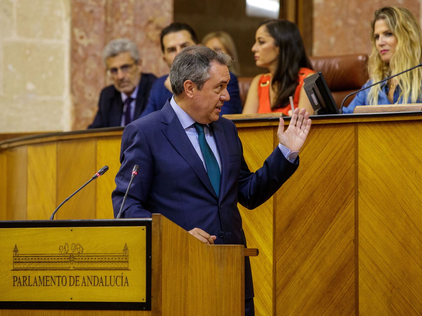 Juan Espadas se dirige a la Mesa del Parlamento en un momento del debate de investidura de Juanma Moreno (EFE / Julio Muñoz)