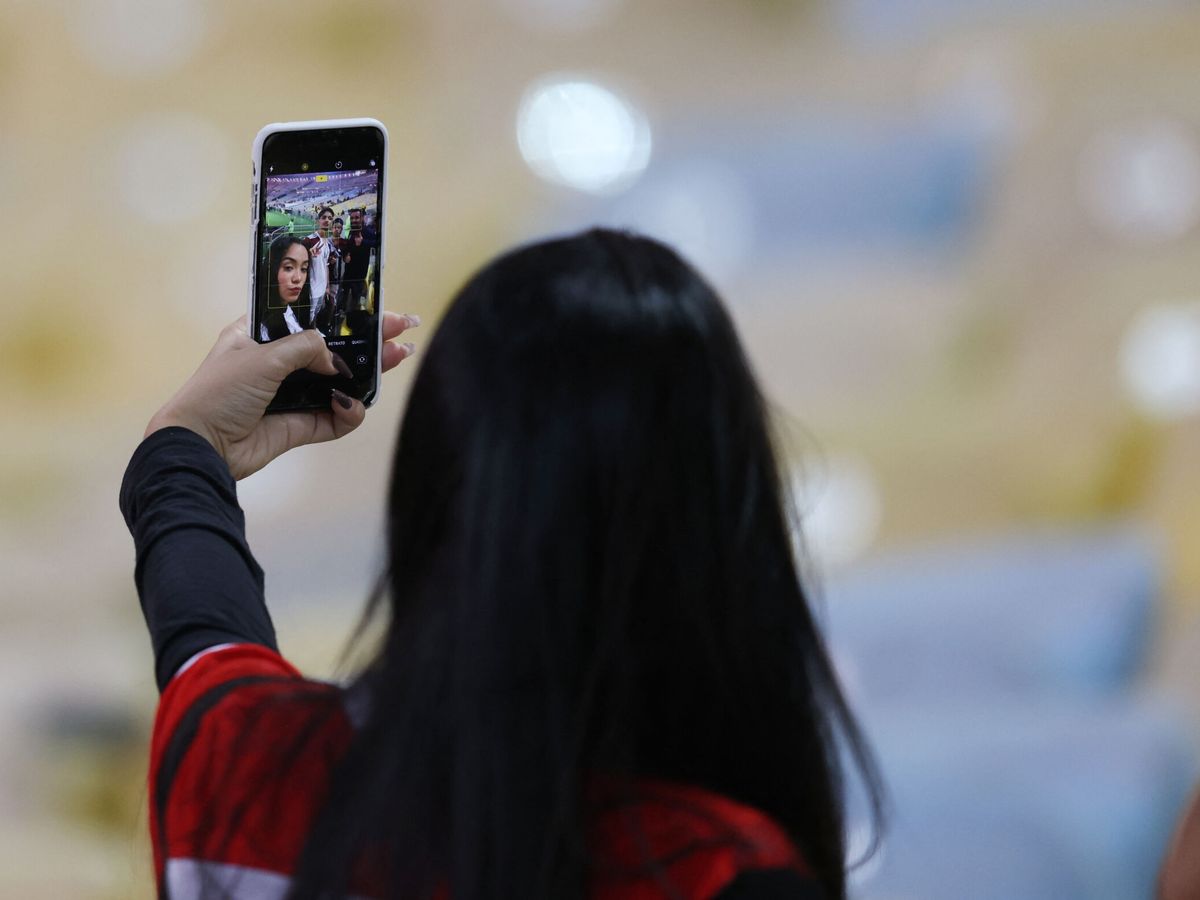 Foto: Una mujer se hace un selfi durante un partido de fútbol. (Reuters/Sergio Moraes)