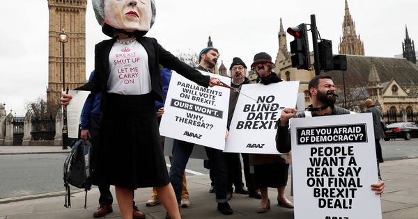 Foto: Manifestantes antiBrexit, uno de ellos disfrazado de Theresa May, protestan ante el Parlamento, en Londres. (Reuters)