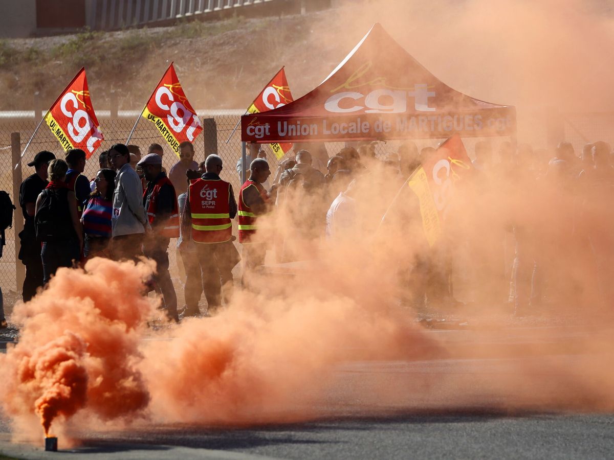 Foto: Trabajadores de TotalEnergies durante la huelga en la refinería. (EFE/Guillaume Horcajuelo)