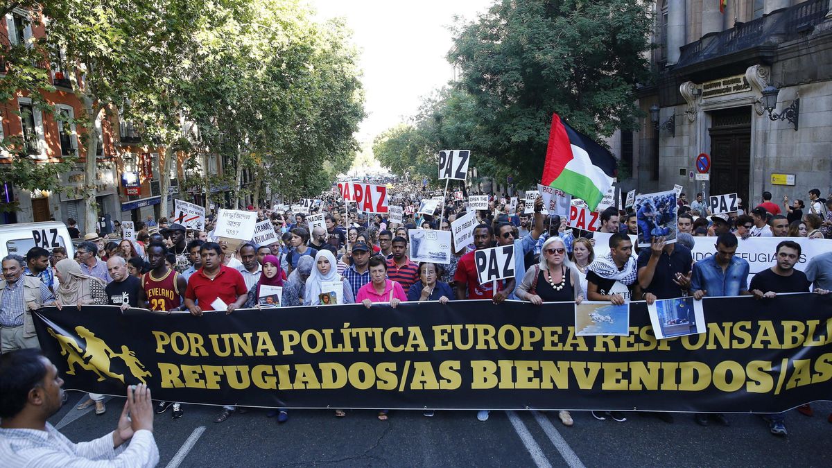 Una marea solidaria da la bienvenida a los refugiados en Madrid