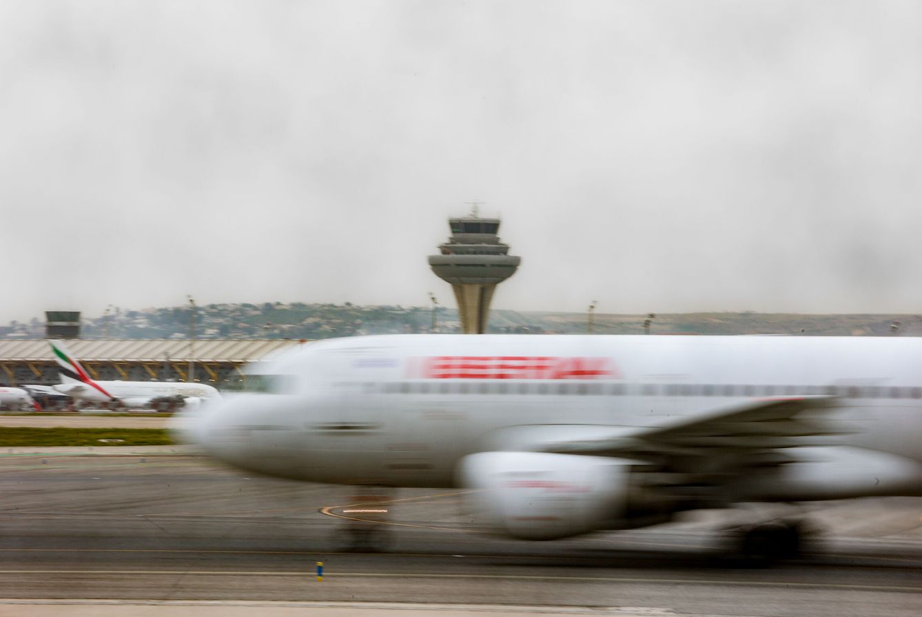 Un avión de la aerolínea Iberia en el aeropuerto Adolfo Suárez Madrid-Barajas. (Ricardo Rubio / Europa Press)
