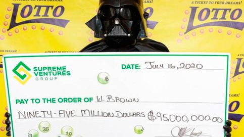 Gana medio millón a la lotería y va a cobrar disfrazado de Darth Vader