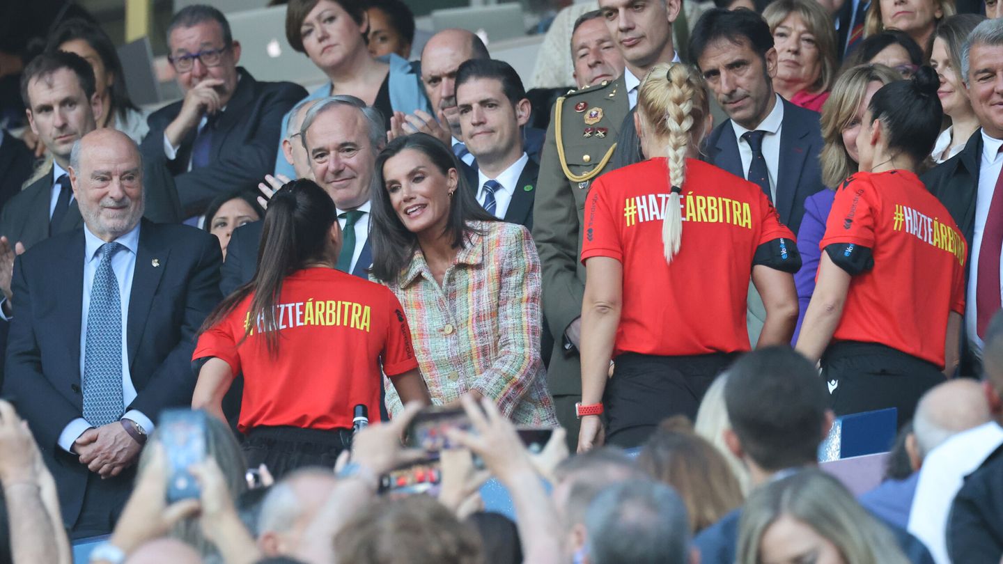 Doña Letizia saluda a las árbitros del partido de la final de la Copa de la Reina