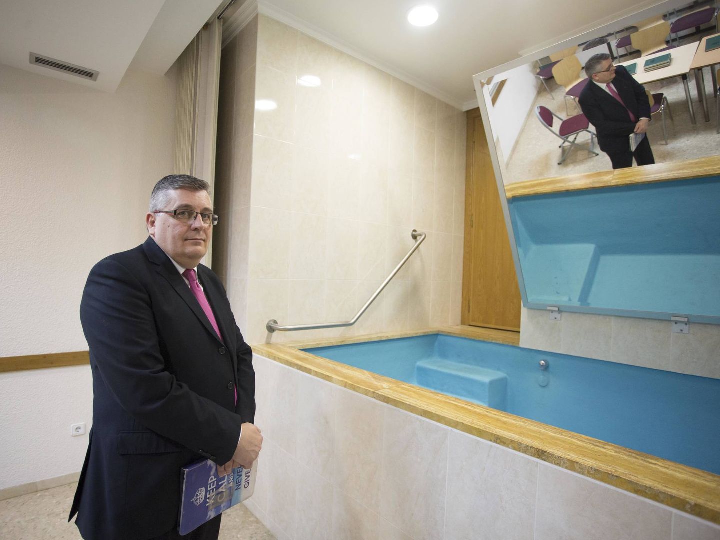 Vilar en la pila bautismal que hay en la iglesia. Los mormones se bautizan por inmersión. (Marga Ferrer)