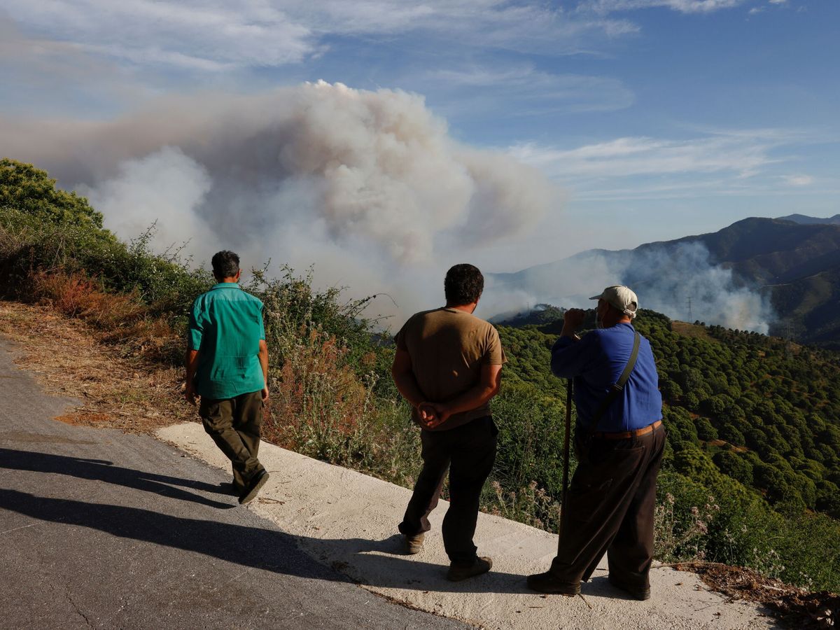 Foto: Vecinos observan el incendio. (Reuters/Jon Nazca)