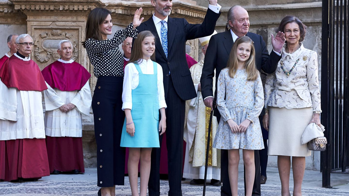 Los Reyes, doña Sofía y sus hijas, en la misa de Pascua de Palma. (Getty)