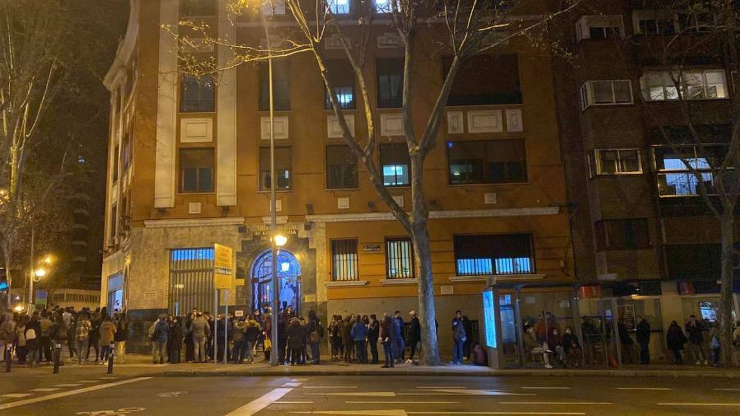 Decenas de personas esperando a votar a las doce de la noche. (V.A.)