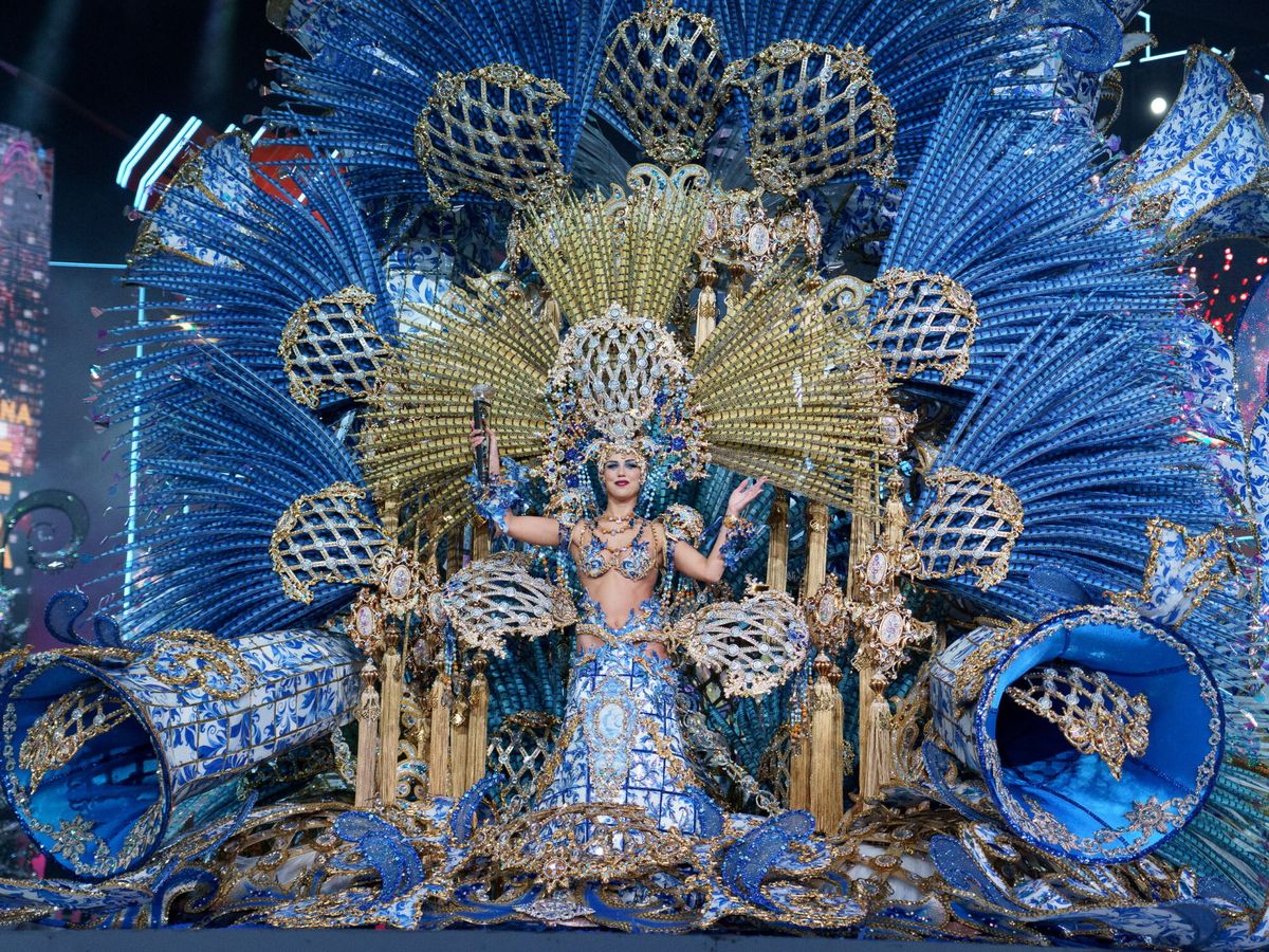 Foto: La joven Adriana Peña se ha proclamado Reina del Carnaval de Santa Cruz de Tenerife 2023. (EFE/Ramón de la Rocha)