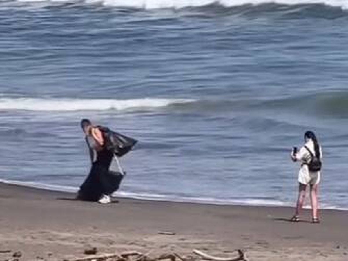 Una influencer finge recoger basura de la playa, pero la pillan con este  vídeo