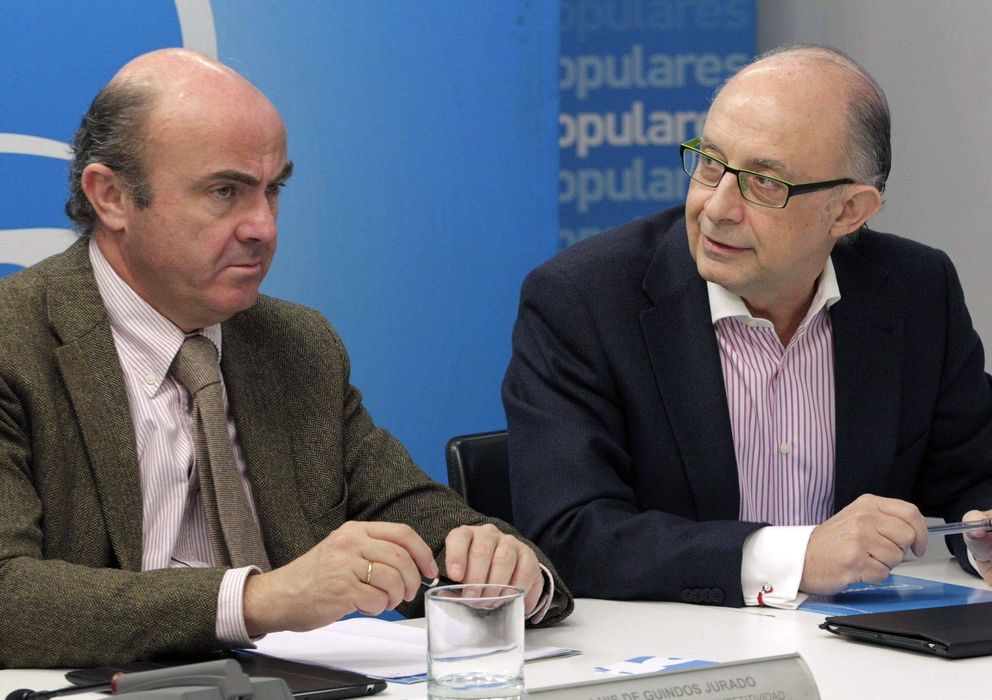 Foto: Los ministros Luis de Guindos y Cristóbal Montoro (EFE)