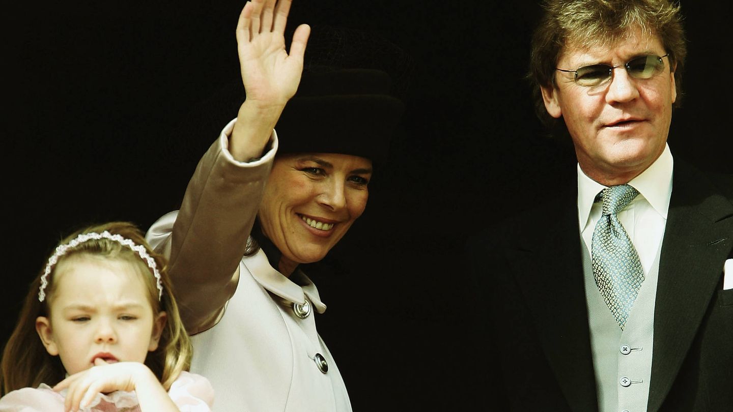La princesa Alexandra de Hannover, Carolina de Monaco y Ernesto de Hannover, en 2004. (Getty)