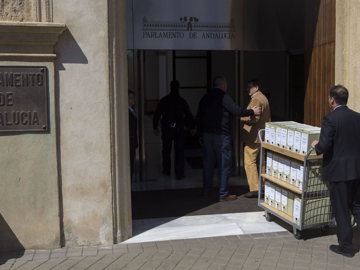 Foto: Llegada al Parlamento andaluz de 600 carpetas originales de los cursos de formación. (EFE)