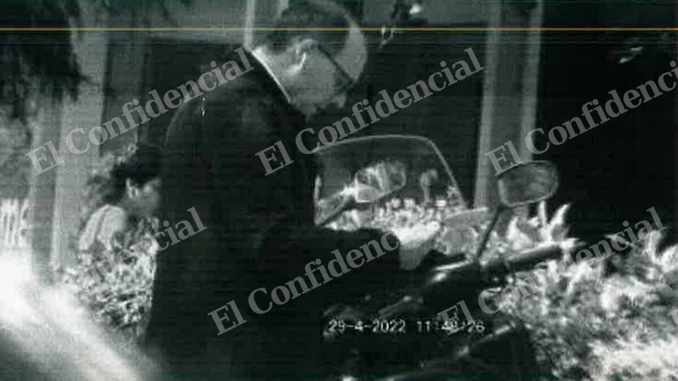 Foto: El periodista de 'El Mundo' Esteban Urreiztieta, en una de las fotografías tomadas por los detectives contratados por la RFEF. (EC)
