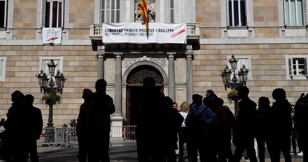 Foto: Nueva pancarta en el Palau de la Generalitat. (EFE)