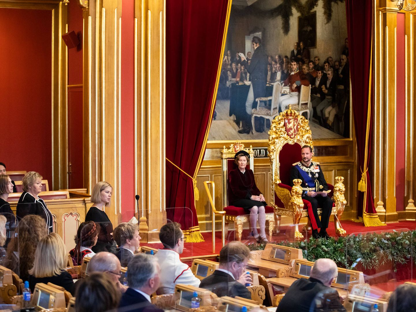 Haakon, en la silla destinada al rey. (Parlamento noruego)