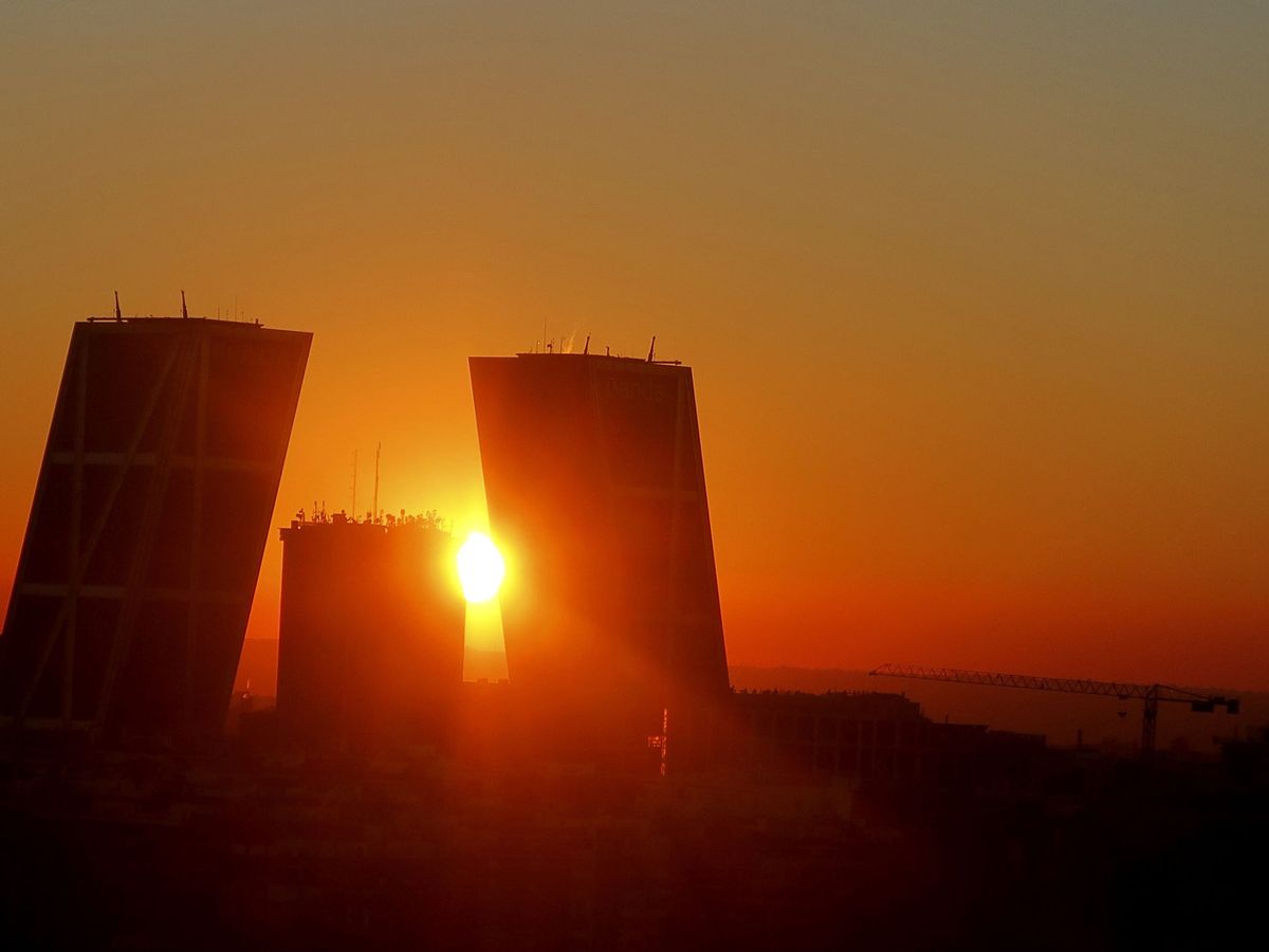 Foto: Las torres Kio, en una puesta de sol (Efe)