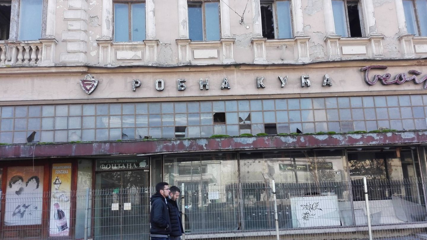 Un centro comercial abandonado en Zrenjanin. (A. Rodés)