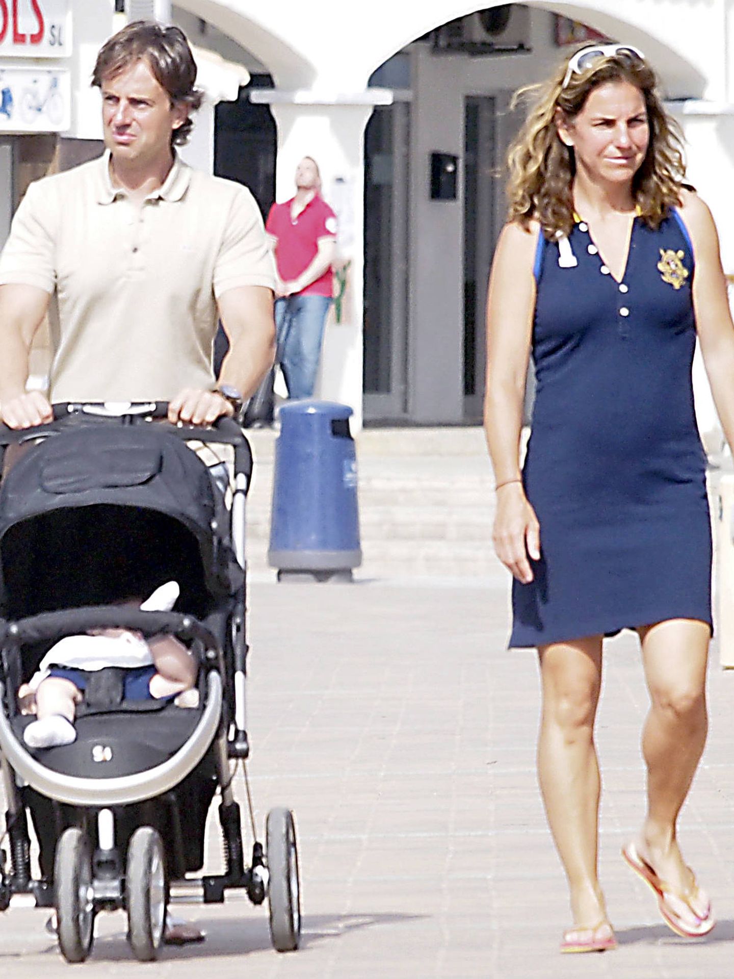 La pareja paseando por Formentera en 2012 con su hijo Leo. (Gtres)