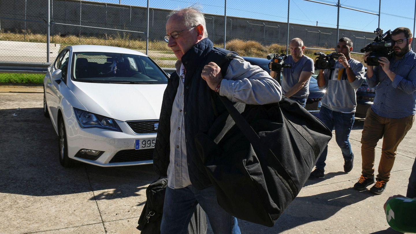 Rodrigo Rato, llegando a la prisión de Soto del Real. (Reuters)
