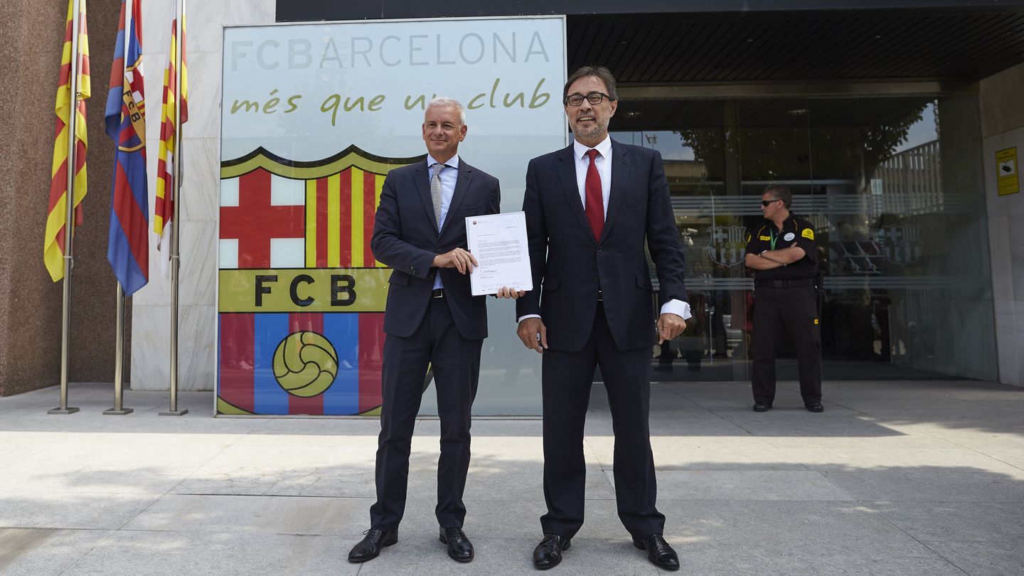 Agustí Benedito y Lluís Geli, en el Camp Nou. (EFE)