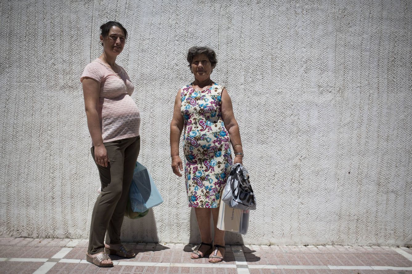 María Moreno (i) y Ana Valenzuela (d), hija y madre respectivamente, en Jódar. (Foto: Fernando Ruso)