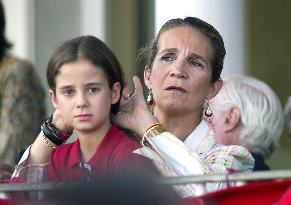 Foto: La infanta Elena junto a su hija Victoria Federica durante el CSI de Madrid (Gtres)