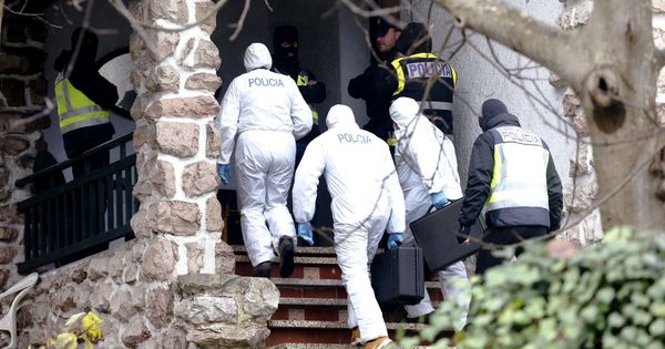 Foto: Agentes de la Policía Nacional acceden a la vivienda en San Sebastián en la que fue detenido un presunto yihadista en enero de este año. (EFE)