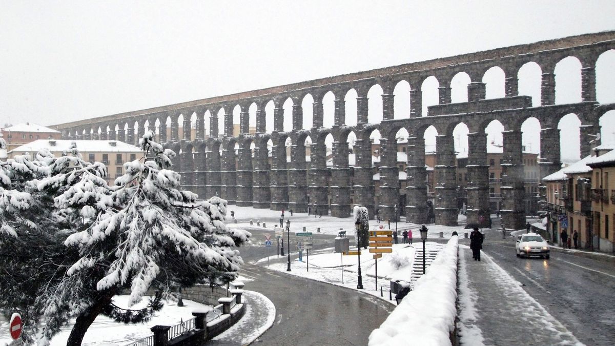 El acueducto de Segovia va al 'médico' tras el desprendimiento de una "pequeña piedra"