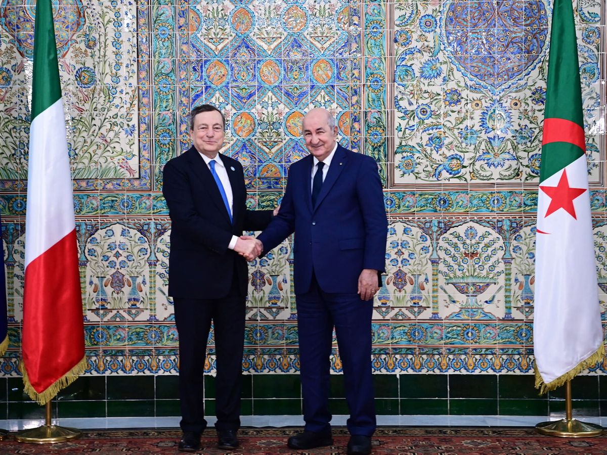 Foto: El presidente argelino, Abdelmadjid Tebboune (d), estrecha la mano del primer ministro italiano, Mario Draghi (i). (EFE/EPA/Presidencia de Argelia) 