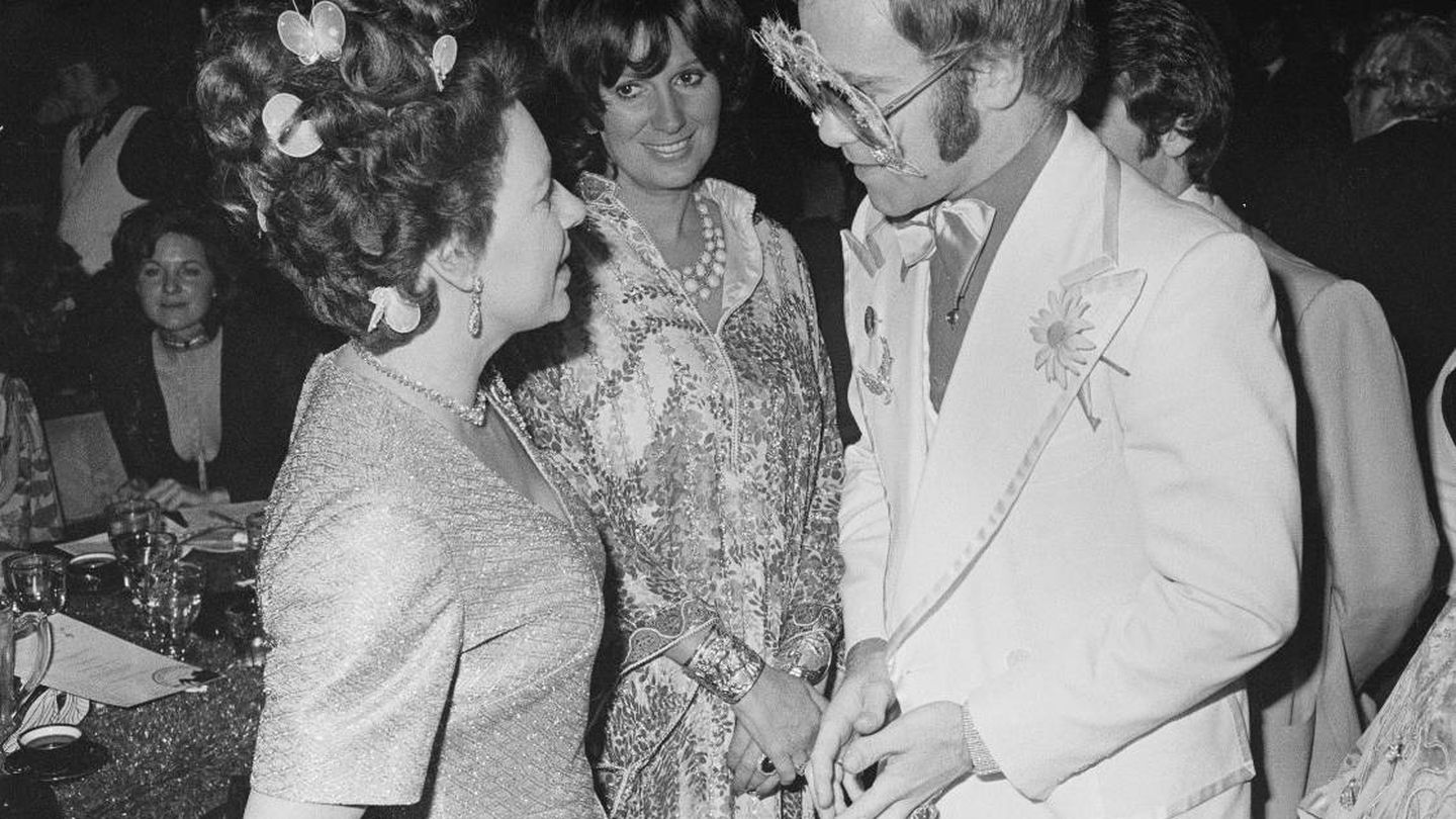 La princesa Margarita, hablando con Elton John en una imagen de 1974. (Getty)