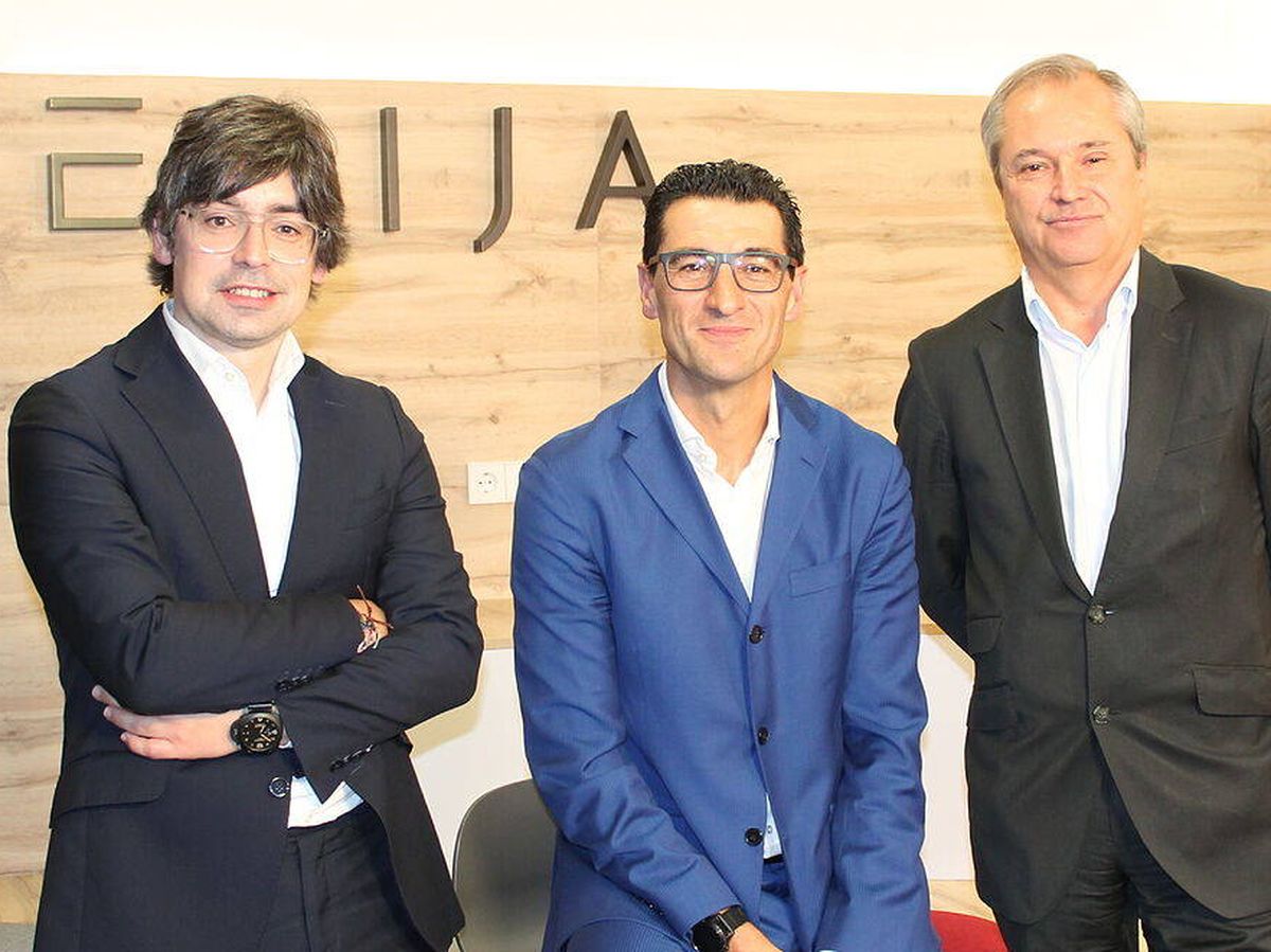 Foto: Alejandro Touriño, socio director; Hugo Écija, presidente, y Pablo Jiménez de Parga, vicepresidente de Ecija.