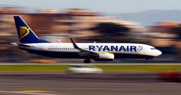 Foto: Ryanair fue la compañía afectada el pasado martes por el puntero láser de los dos turistas británicos. (Reuters)