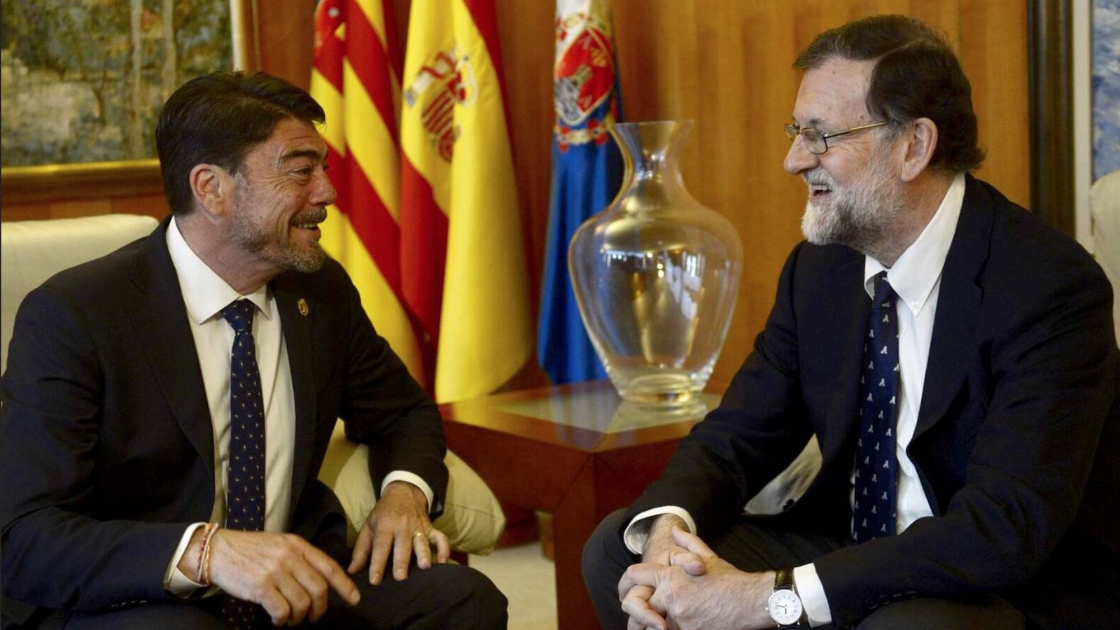 Foto: El alcalde de Alicante, Luis Barcala, y Mariano Rajoy. 