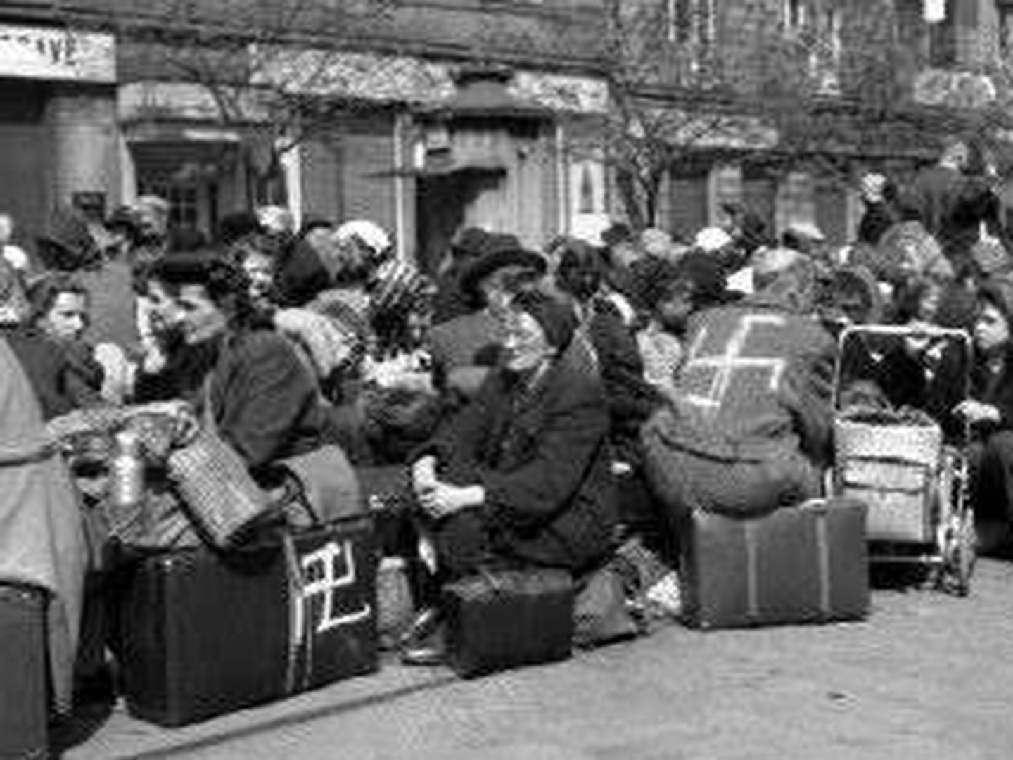 Alemanes expulsados de los Sudetes en Checoslovaquia, marcados con lo esvástica