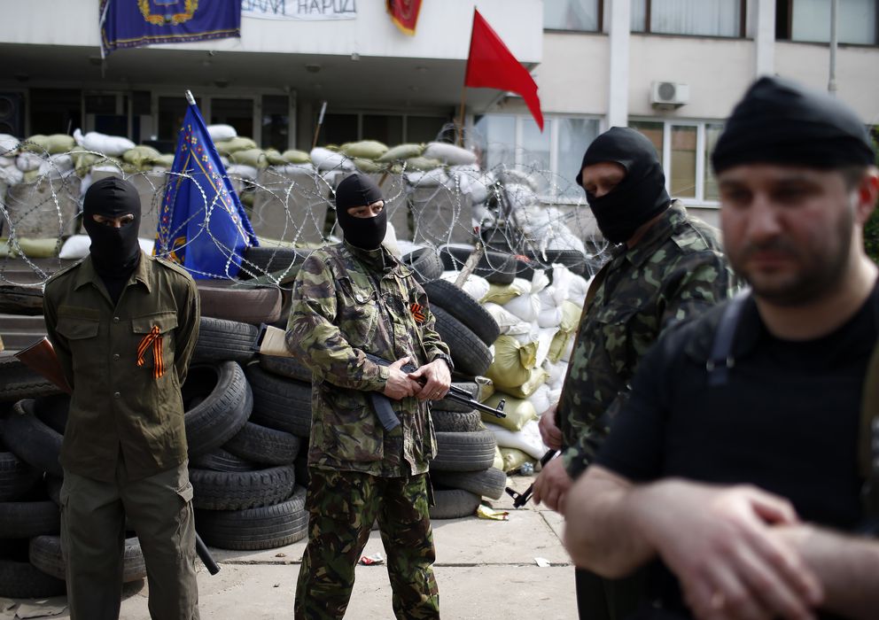 Foto: Milicianos prorrusos armados a las puertas del ayuntamiento de la ciudad de Mariupol, en el este de Ucrania. (Reuters)