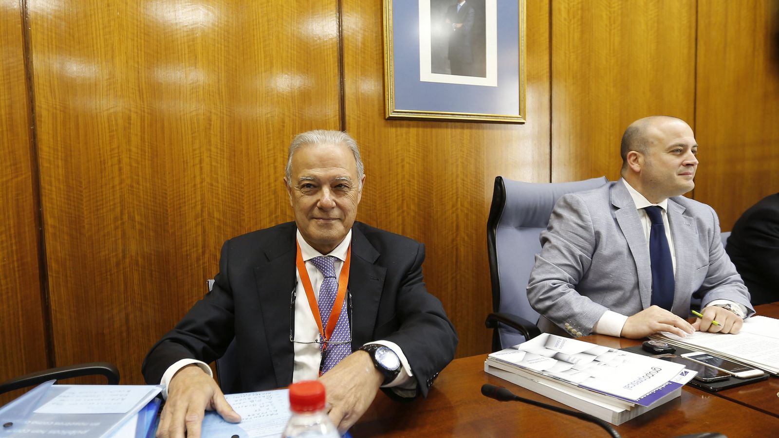 Foto: El exconsejero de Hacienda Ángel Ojeda (i), junto al presidente de la comisión y diputado por Ciudadanos, Julio Díaz. (EFE)
