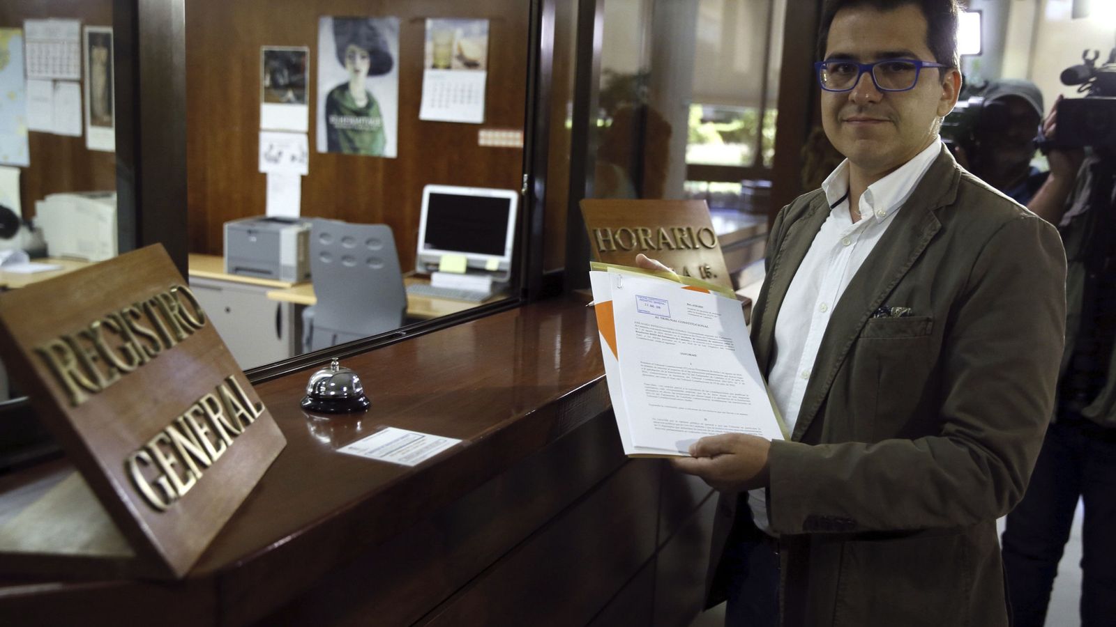 Foto: El diputado de Ciutadans José María Espejo-Saavedra presenta el informe en el Constitucional. (EFE)