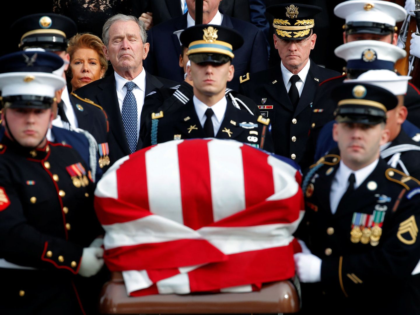 George Bush hijo, en el funeral de su padre. (Reuters)
