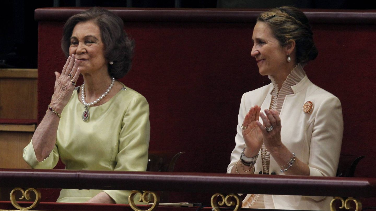 La reina Sofía saluda tras el prolongado aplauso de las Cortes hacia ella en la proclamación de su hijo. (CP)