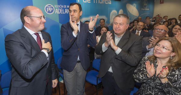Foto: El coordinador general del Partido Popular, Fernando Martínez Maillo (2i), junto al presidente de la Región de Murcia, Pedro Antonio Sánchez. (EFE)