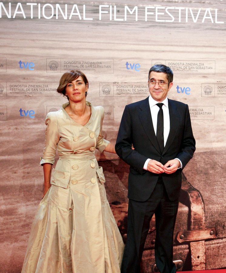Foto: El exlehendakari, Patxi López (d), junto a su mujer, Begoña Gil (i), posan antes de participar en la gala inaugural de la 59 edición del Festival Internacional de Cine de San Sebastián. (EFE)