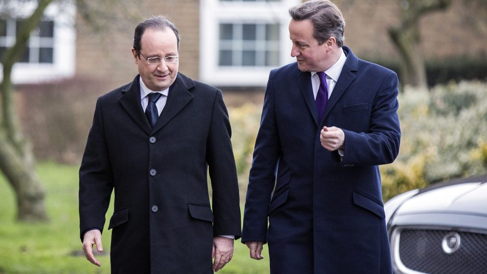 El presidente francés, François Hollande y el primer ministro británico, David Cameron, a su llegada a una base militar de la Fuerza Aérea (RAF), en Londres