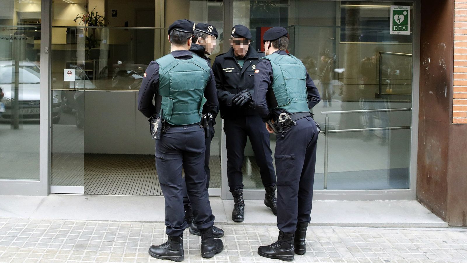 Foto: Agentes de la Guardia Civil custodian la entrada de la sede de Bimsa (Barcelona d'Infraestructures Municipals SA) durante el el registro llevado a cabo en el marco de la operación Pika. (EFE)
