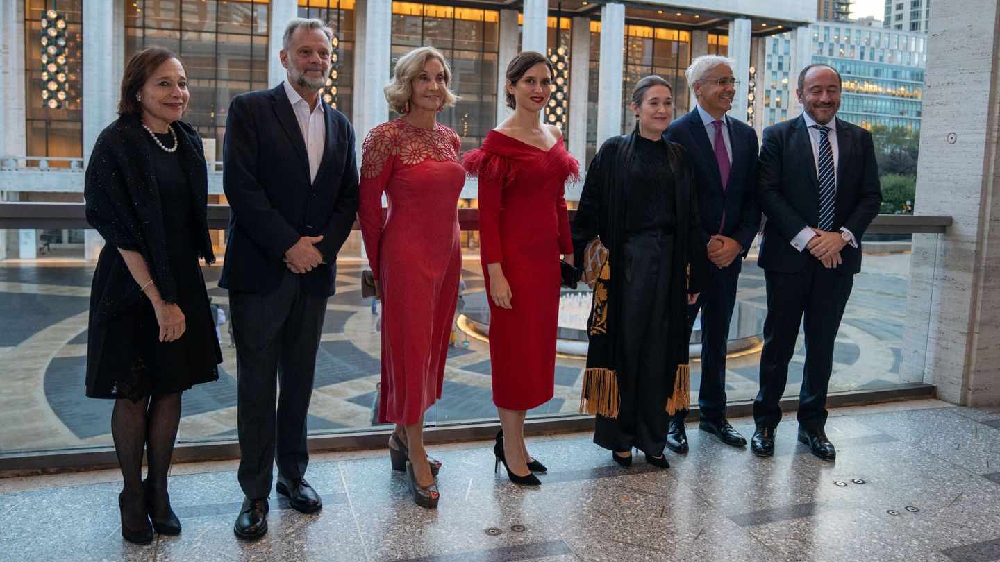 Isabel Díaz Ayuso posa junto a personalidades durante la II Gala del Teatro Real. (EFE/Ángel Colmenares)