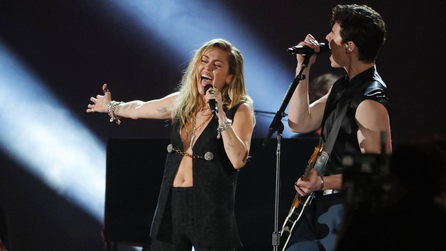 Miley Cyrus y Shawn Mendes en plena actuación. (Reuters)